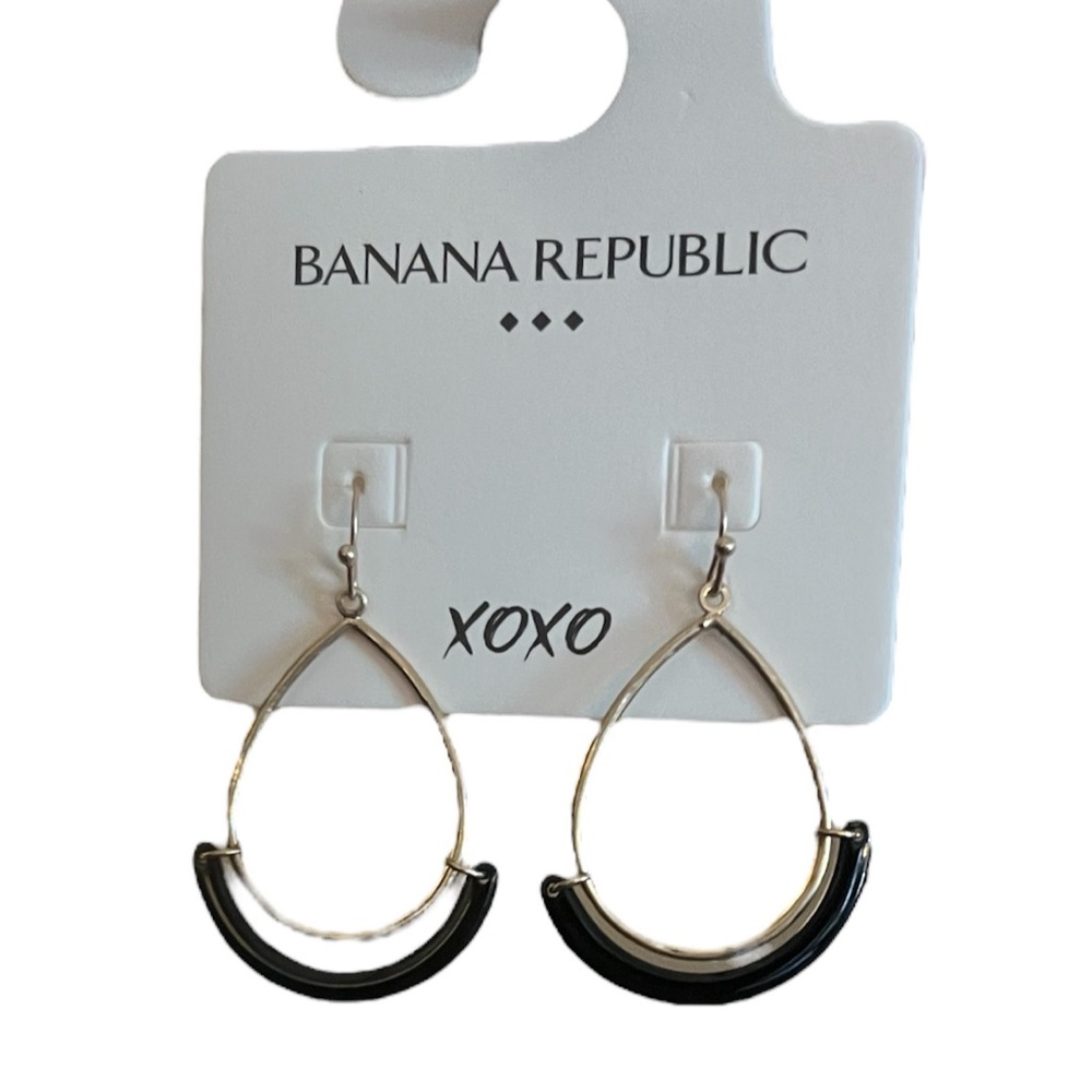 NWT~ Banana Republic 2” drop dangly earrings. Gold tone and black.
